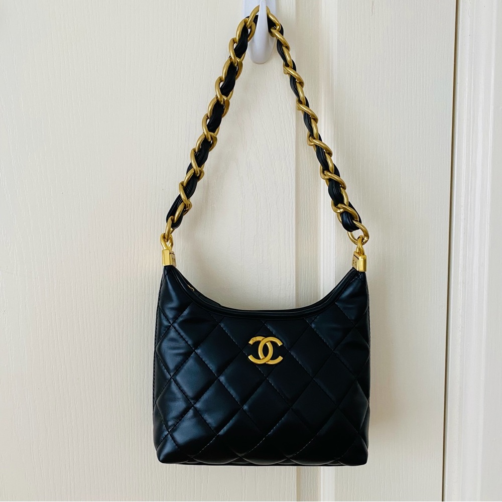New in Box Chanel Makeup GWP Black Quilted Faux Leather 24A Hobo Shoulder Bag - Picture 2 of 13